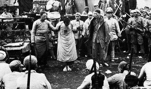 解放军湘西剿匪的真实历史照片,活捉的土匪全被游街示众