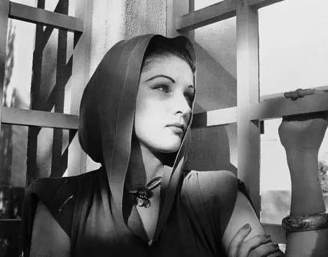 极富魅力的埃及公主法丝亚美照20岁成为王后因生不出王子被废