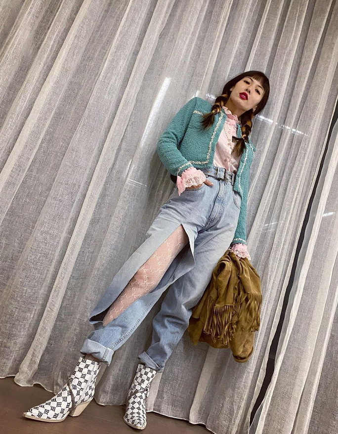 金泫雅为秀腿拼了,自制破洞裤内搭白丝袜,又引领新潮流