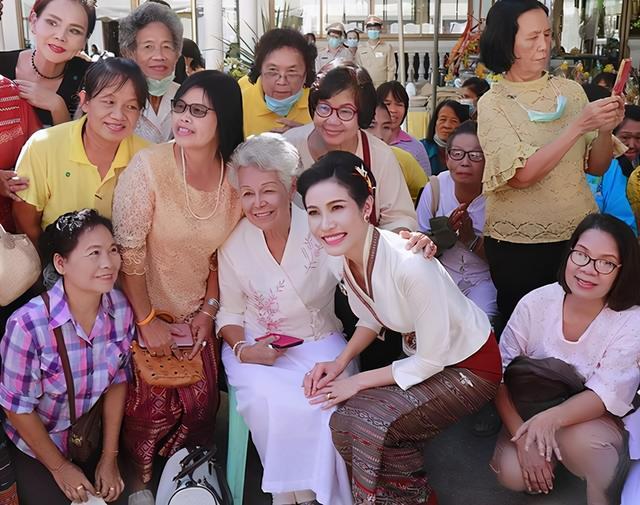 要知道帕公主背后站着泰国最强大的家族——育坤家族,这样王后的野