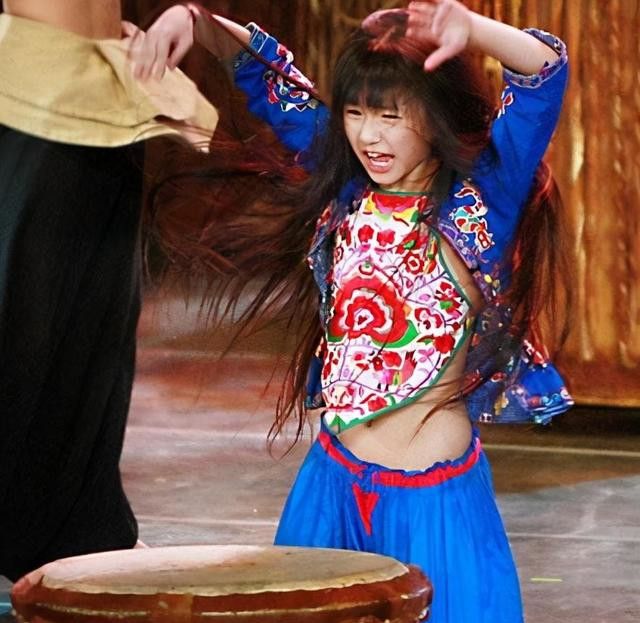 小彩旗:春晚一夜成名,因叛逆被杨丽萍放弃培养,21岁胖成大妈