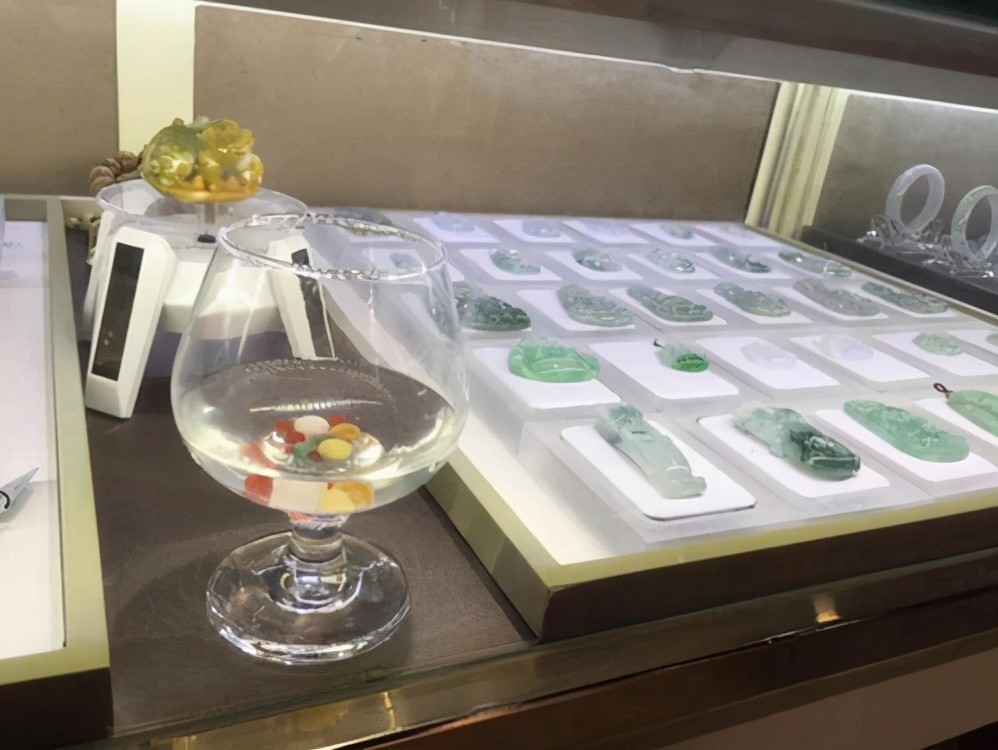 翡翠柜台里面放杯水,没有它就会影响到翡翠的价值