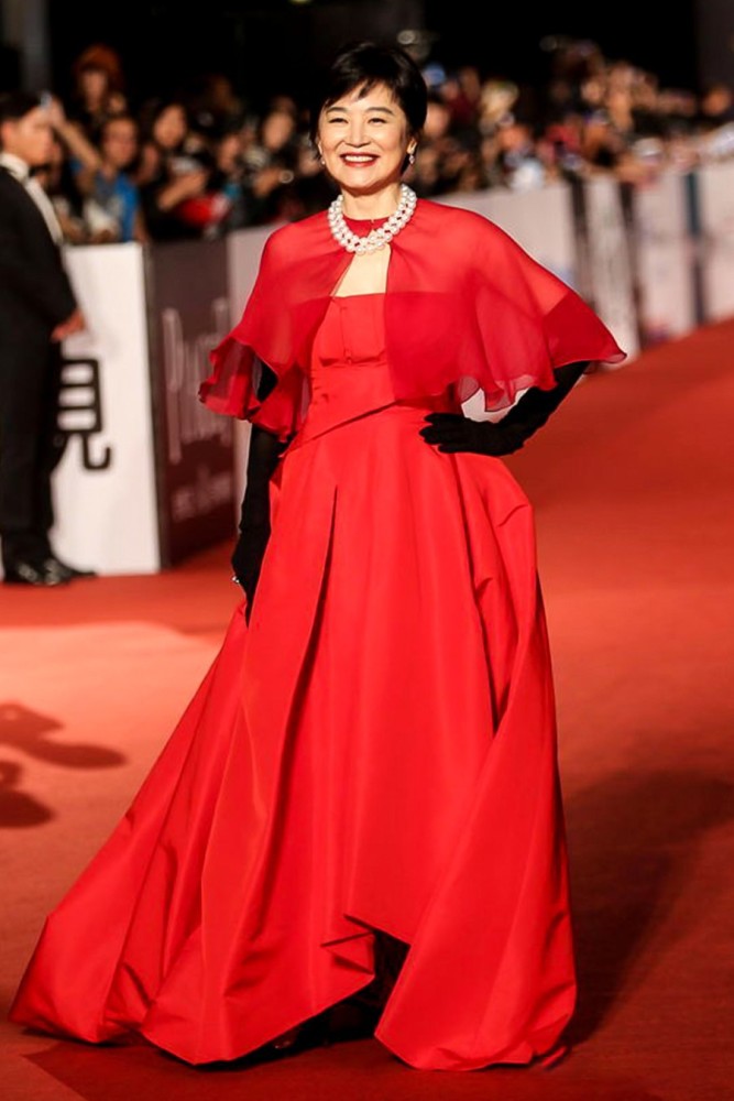 <b>66岁林青霞晒旧照，一袭红色长裙温婉知性有气质，这才是岁月美人</b>