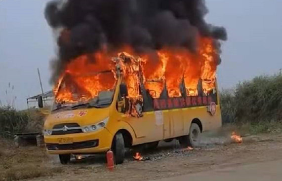 突发!湖南一校车在接送学生期间燃起大火,司机:跑远点!