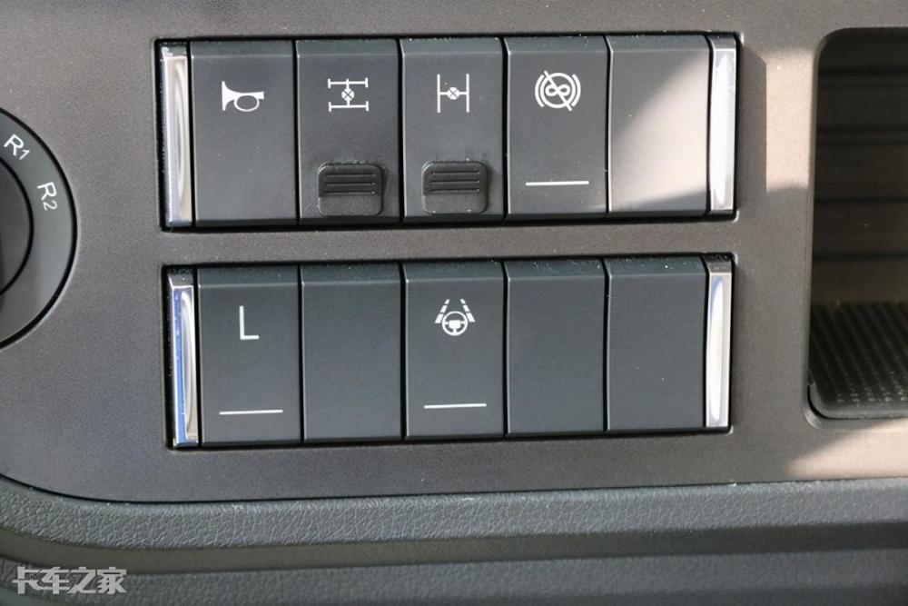 车喇叭,轮间差速锁,车道保持系统等开关也设置在此区域.