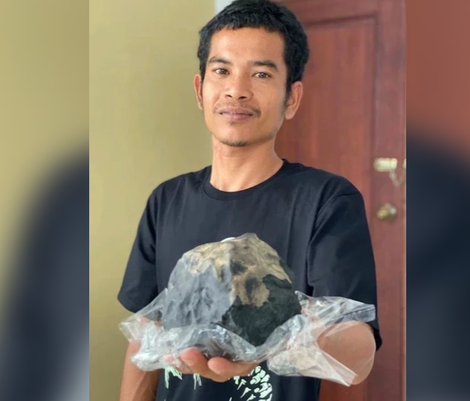 石头|男子在家做工时一块石头从天而降砸穿屋顶 竟卖出1200万天价一夜暴富