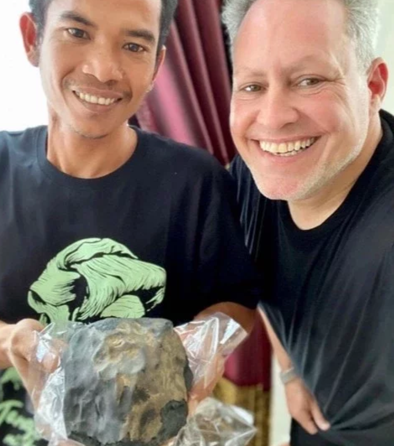 石头|男子在家做工时一块石头从天而降砸穿屋顶 竟卖出1200万天价一夜暴富