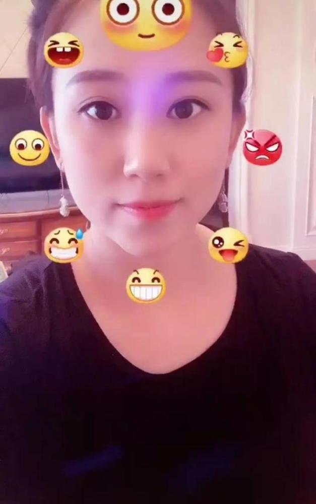 33岁丫蛋直播露面被疑怀孕,肚子凸显身材发福,双下巴严重没脖子