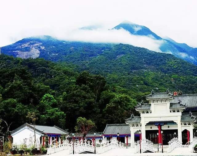 面积260多平方公里,被称为岭南第一山,是中国十大名山之一