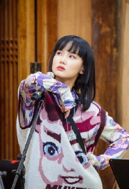 黄龄半夜发微博表示不要对她身边人评价疑似回应粉丝的质疑