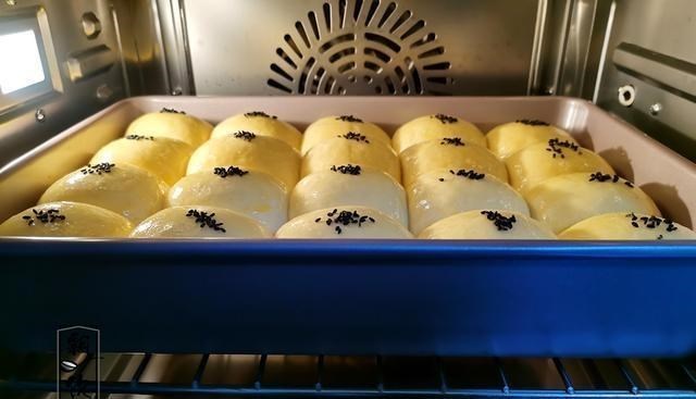 10,面包烤到表面上色满意后,表面加盖一层锡纸防糊.