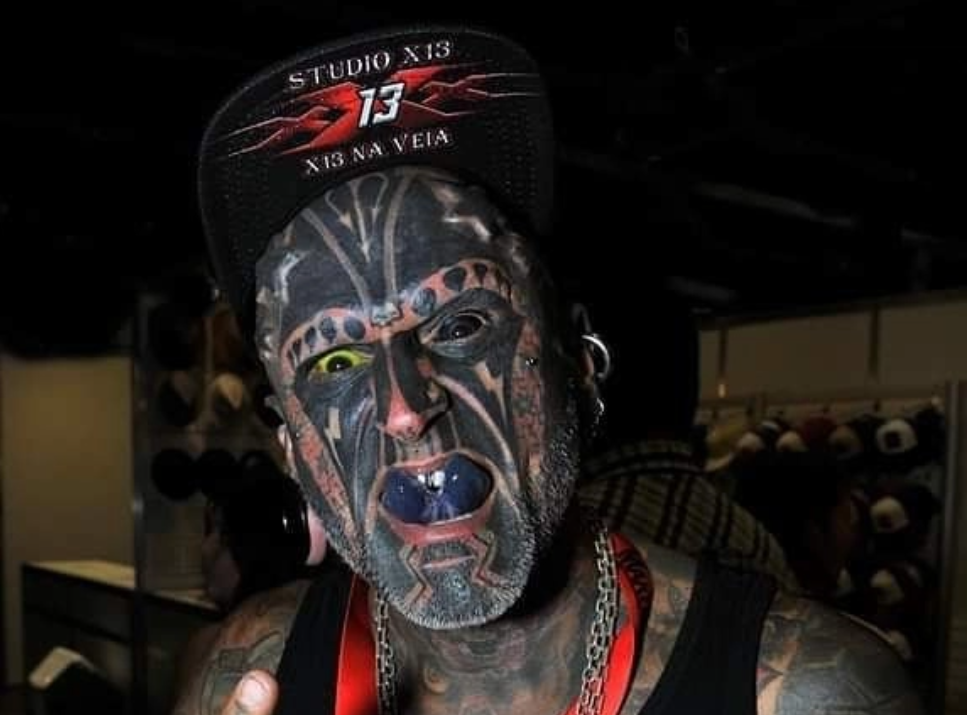 外国纹身狂再出新纹身准备头顶纹上666已经完成三分之一