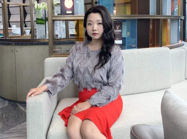 辣目洋子气质很独特,162身高走t台却有超模气场,眼神太到位了