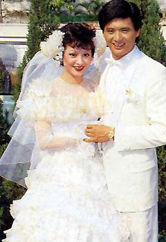 深情服毒事件不久后,周润发突然宣布与第一任妻子余安安结婚的消息