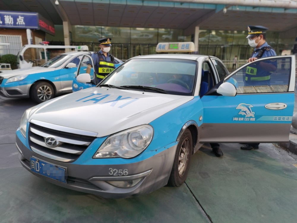 我交接班赶时间厦门一的哥拒载游客还破坏车上多个设备