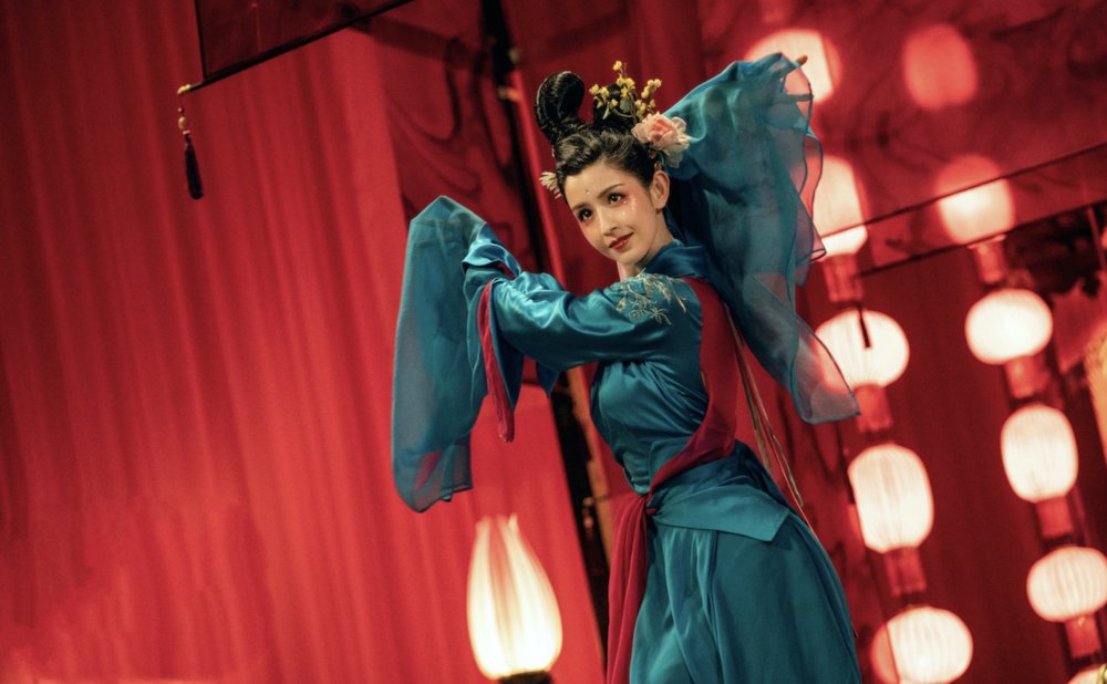 莲花精昨天,官方发布了"口袋军师"版预告,杨紫为电影《赤狐书生》献身
