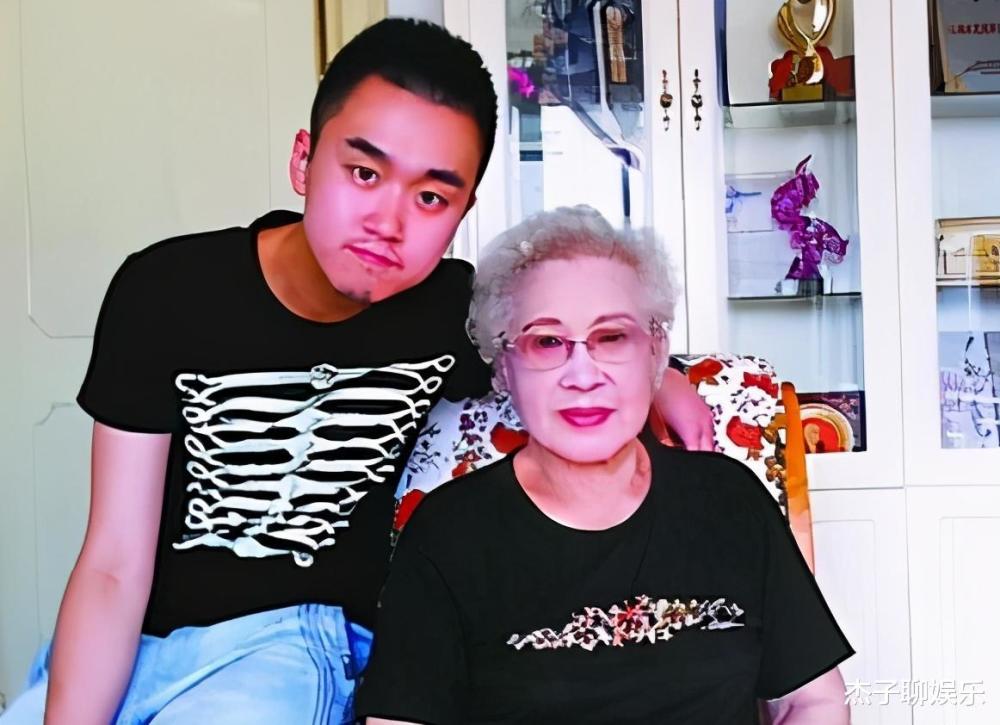 照顾病床上的丈夫19年,患精神病儿子43年,98岁秦怡依旧笑对人生_腾讯