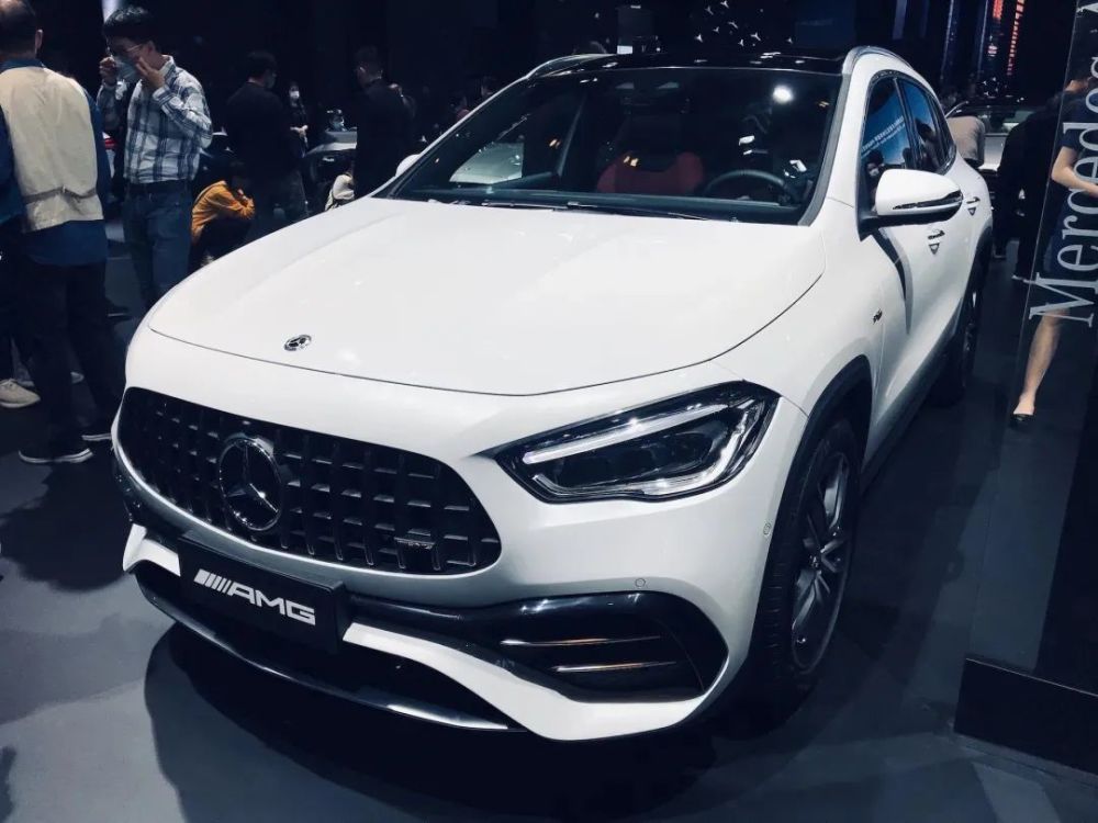 相比普通版全新奔驰gla,amg gla 35的外                    绺竦脑