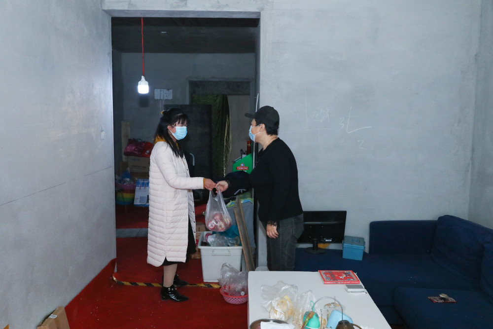 烂尾楼里的中国单亲妈妈每晚带刀入睡！官方：如果对接顺利，年前会有些消息（组图） - 8