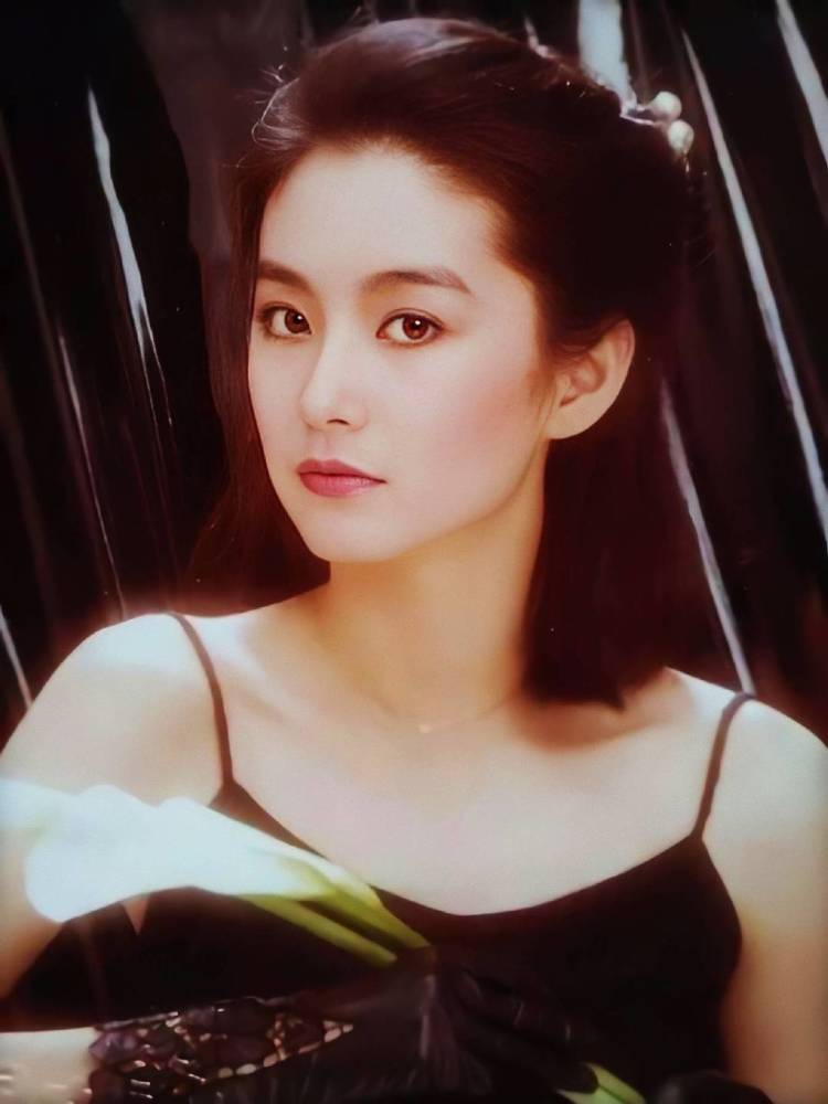 林青霞晒年轻时候的照片网友岁月从不败美人