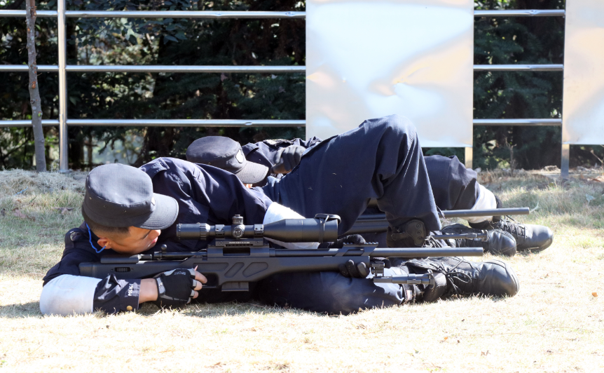 划一 步调一致令行禁止 雷厉风行擒拿训练——练技能,练反制贯耳冲膝