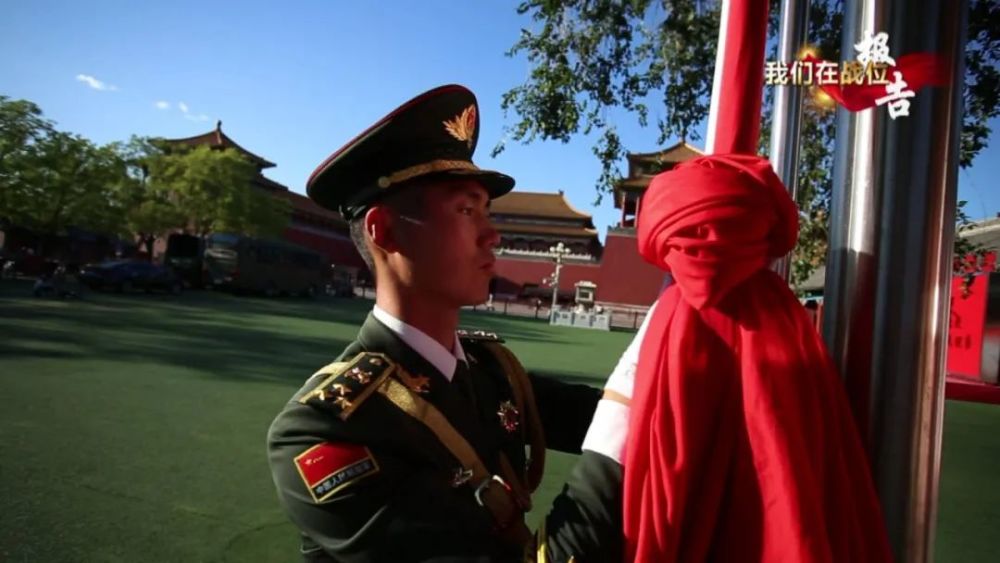 刚开始受领任务时,1米88的张自轩只有135斤,为了让30斤重的旗杆与身体