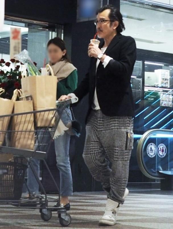 (吉田和太太曾被拍到一起去超市购物)两人的朋友向记者透露:"吉田夫人