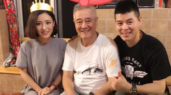 王小虎|赵本山徒弟王小虎小7岁娇妻罕曝光！高颜值撞脸周涛，19岁便裸嫁