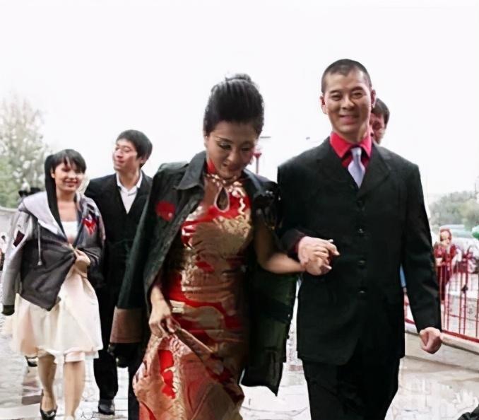 王小虎|赵本山徒弟王小虎小7岁娇妻罕曝光！高颜值撞脸周涛，19岁便裸嫁