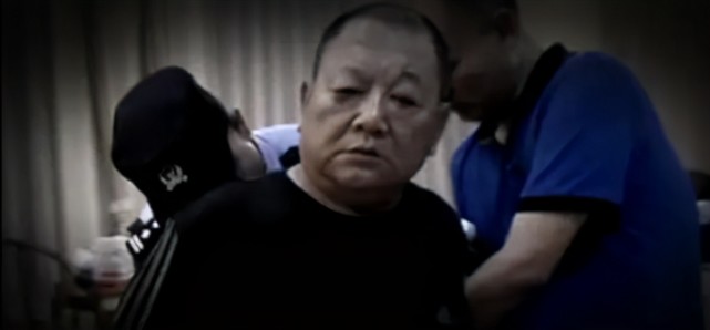 北京村霸石凤刚的黑色家族：本人贪5.8亿，儿子撞战士，妻子骗村民_腾讯新闻