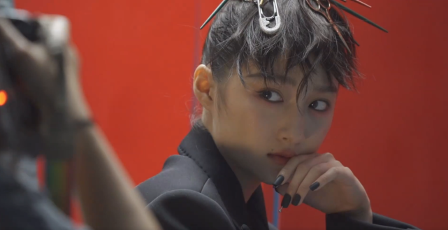 关晓彤《男人装》大片曝光,内衣外穿性感帅酷,突破形象魅力爆表_腾讯