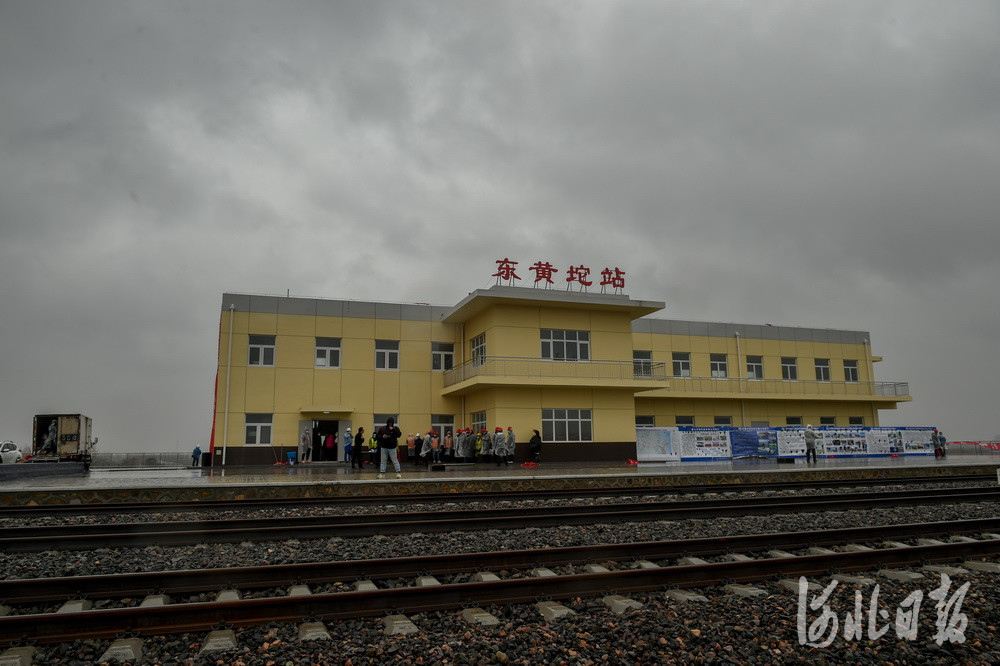 河北日报记者赵杰摄水曹铁路自既有卑水线木厂口站引出,北起首钢迁安