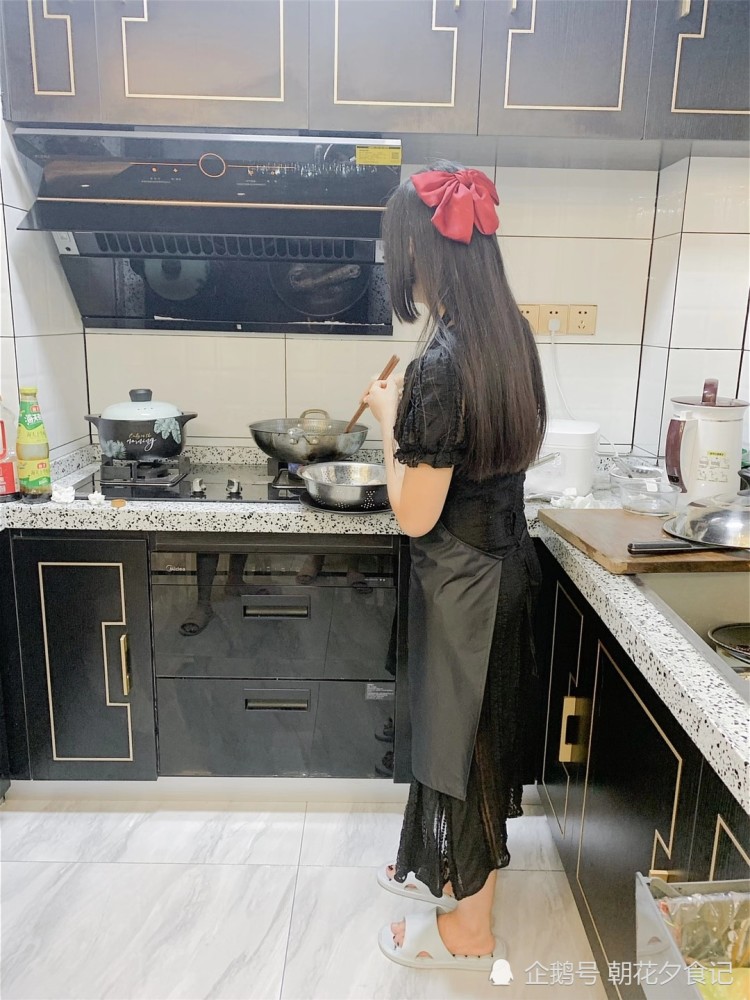 朋友圈晒闺蜜家聚餐照评论都夸这90后姑娘娶到是福气羡慕