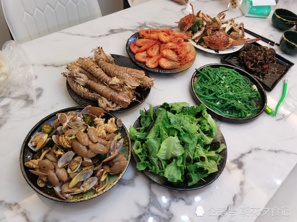 朋友圈晒闺蜜家聚餐照,评论都夸:这90后姑娘娶到是福气,羡慕_腾讯新闻