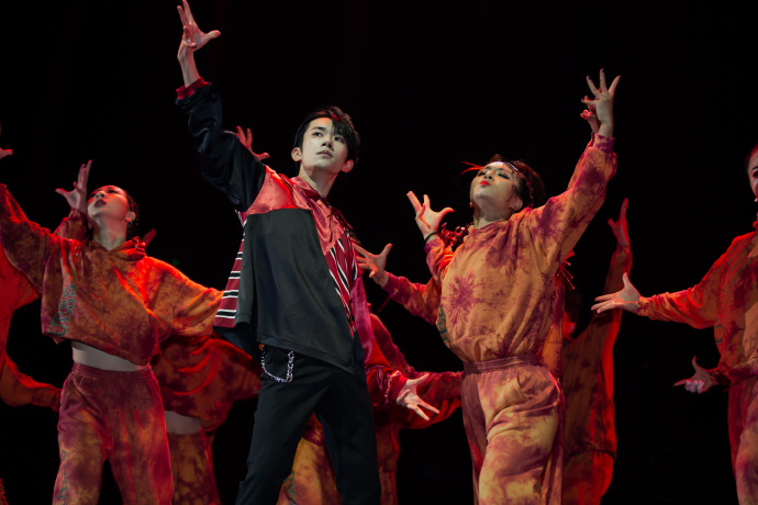 易烊千玺|易烊千玺要发翻唱专辑，仅版权费就高达7位数，对粉丝的爱像霸道总裁