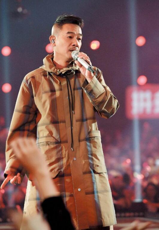 53岁陈小春现身超市购物买鱼挑水果都亲力亲为变居家宅男