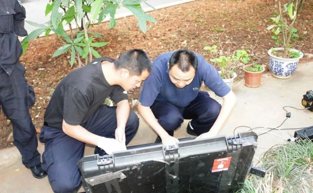 2009年,贺丽远连续拆除六枚爆炸装置;同年,成功拆除