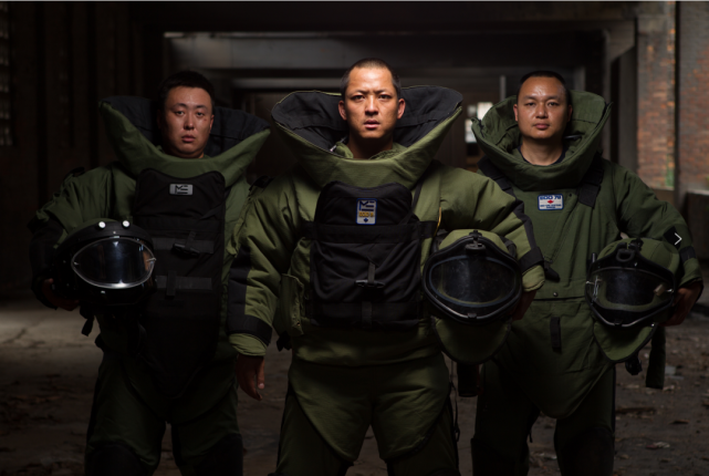 所有人 上千次行走在生死边缘的昆明排爆专家贺丽远值得您的票选