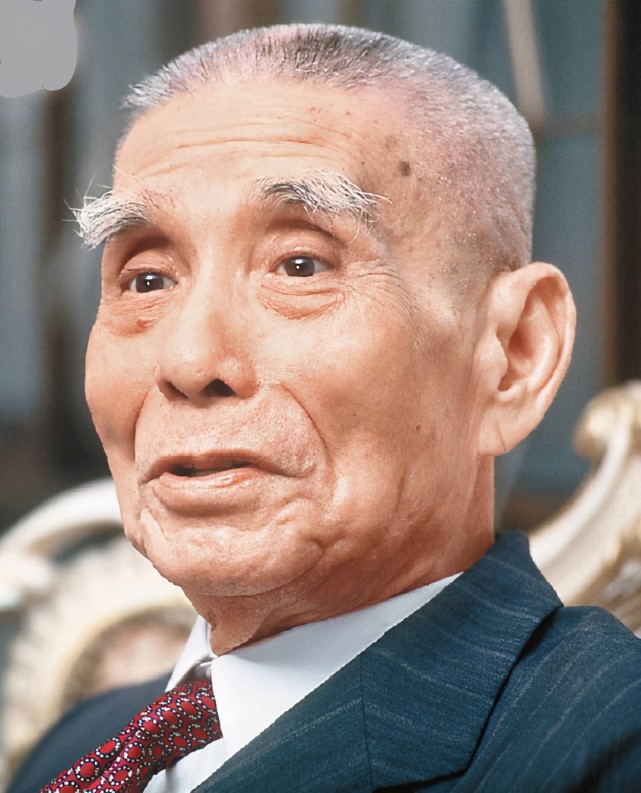 叶汉望着脚下波涛滚滚的太平洋,晚心犹壮:回首大半生与人斗天争,万水