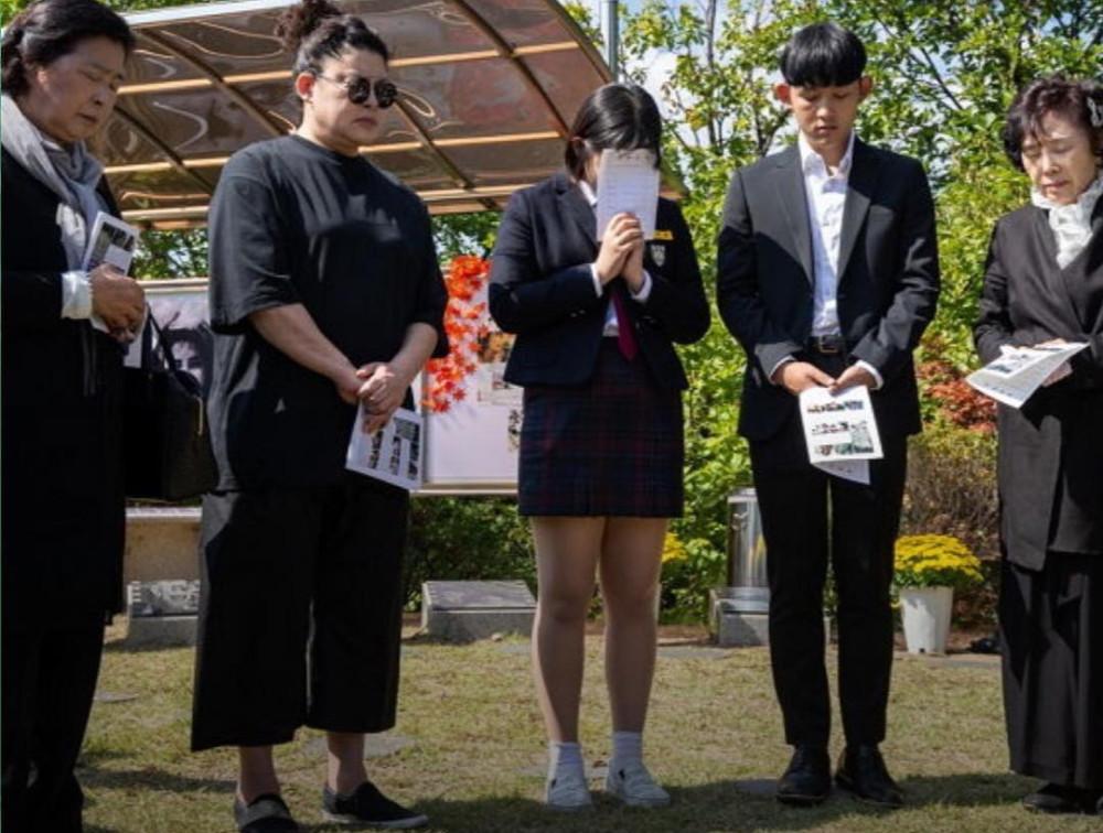 崔真实|女星崔真实夫妇及弟弟均在39岁自杀，19岁帅气爱子正式出道