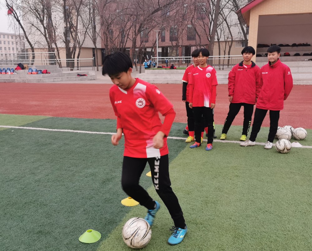 经纬中学的足球路