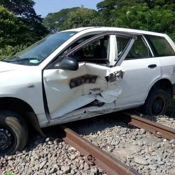 茵朵 轿车与火车相撞!