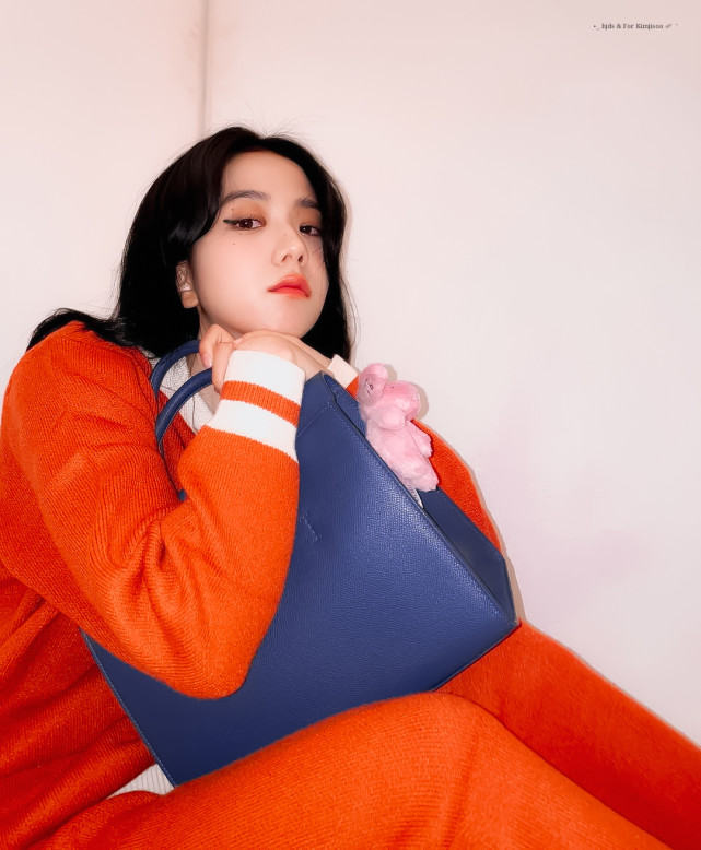 金智秀久违晒照披肩黑色中长卷发秒变文艺女神心机眼妆高级感十足