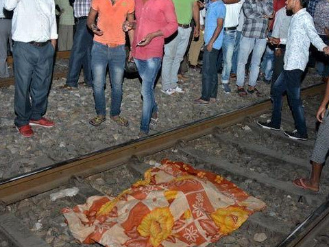 印度农民卧轨封锁铁路3090列火车被堵半路印军后勤彻底中断