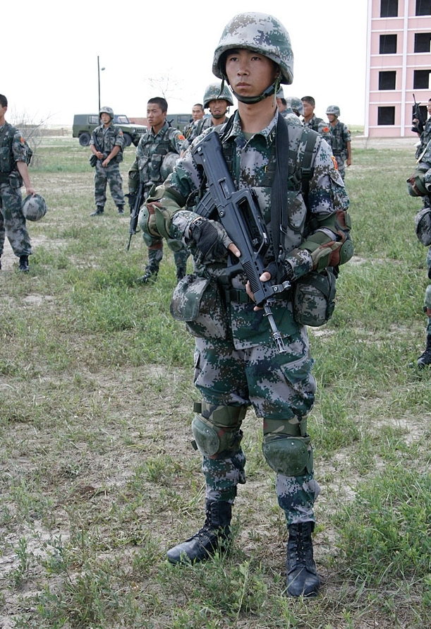 解放军士兵该不该普及护膝护肘?真在战场上滚打,它可以决定生死