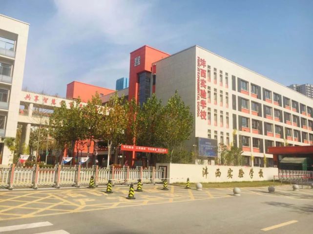 周边还有沣西新城第四学校,陕西科技大学镐京学院等,教育资源较为丰富