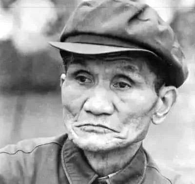 监狱|白公馆成功越狱者之一，被捕后装疯卖傻14年，回家后妻女却认不出