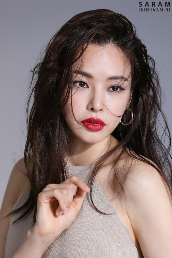 女星李哈妮近照气质满分走出与尹启相分手阴影是首尔大学美女学