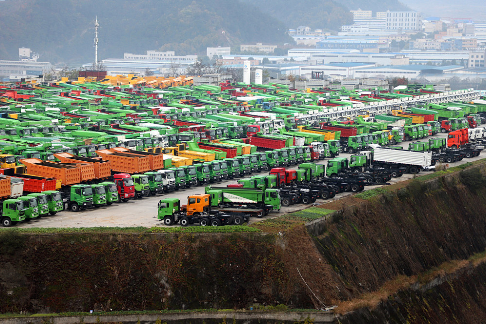 湖北十堰:航拍东风商用车停车场 场面壮观