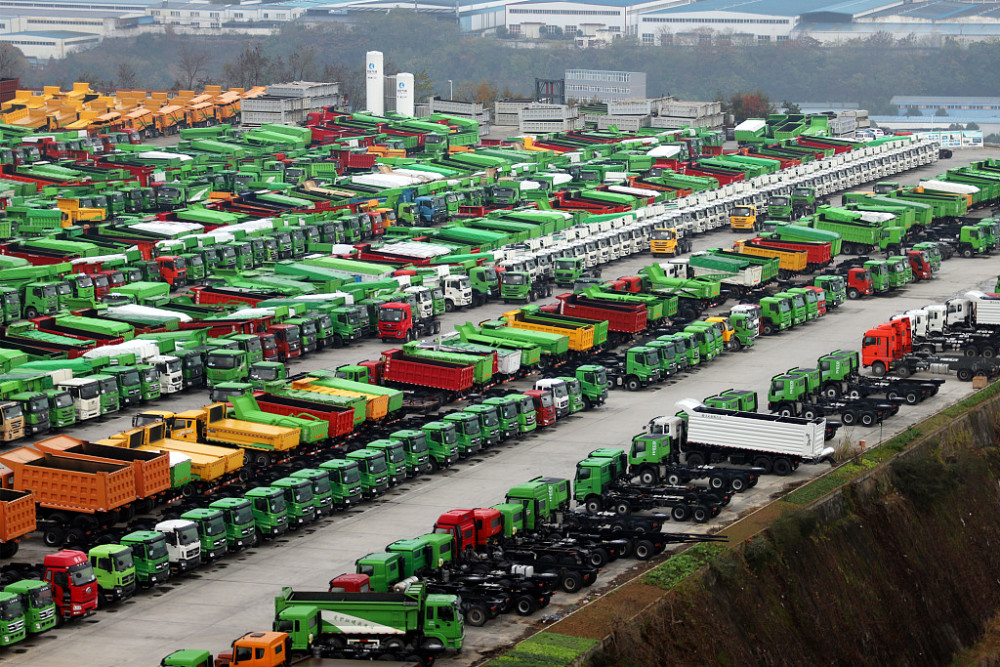 湖北十堰:航拍东风商用车停车场 场面壮观